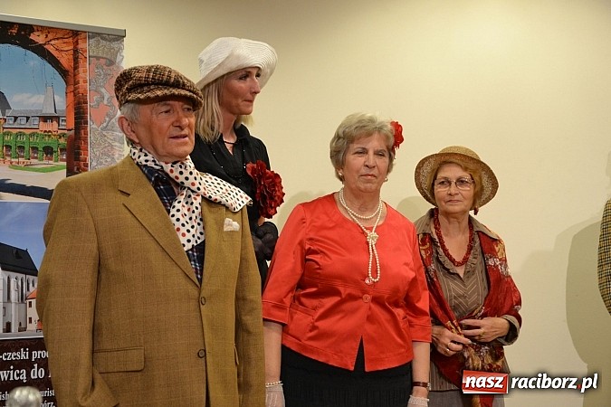 Zdjęcie w galerii na portalu naszraciborz.pl: Radni pożegnali się dziś na zamku. Odsłonięto tablicę upamiętniającą księcia Mieszka IV wiadomości z regionu