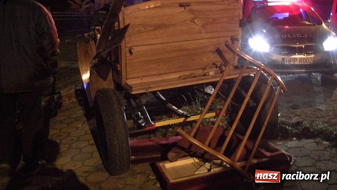 Zdjęcie w galerii na portalu naszraciborz.pl: Trzy osoby ranne w wypadku bryczki w Kuźni Raciborskiej. TIR spłoszył konie! wiadomości z regionu