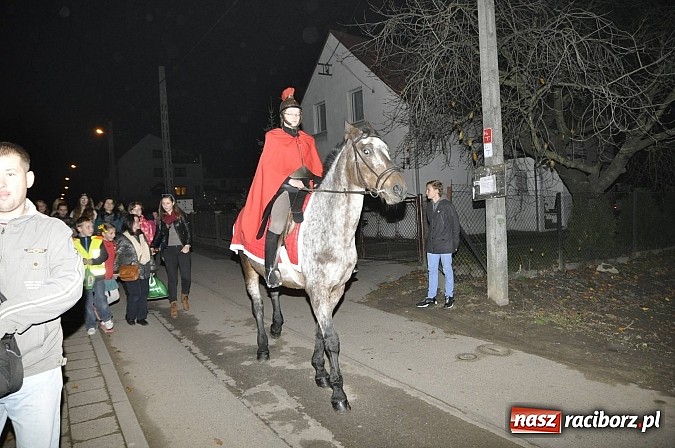 Zdjęcie w galerii na portalu naszraciborz.pl: Katolicka podstawówka, legionista na koniu, gęsi na scenie, rogaliki na stole – św. Marcin w Sudole wiadomości z regionu