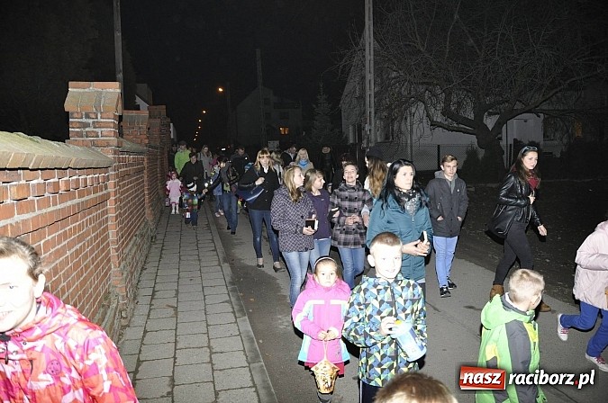 Zdjęcie w galerii na portalu naszraciborz.pl: Katolicka podstawówka, legionista na koniu, gęsi na scenie, rogaliki na stole – św. Marcin w Sudole wiadomości z regionu