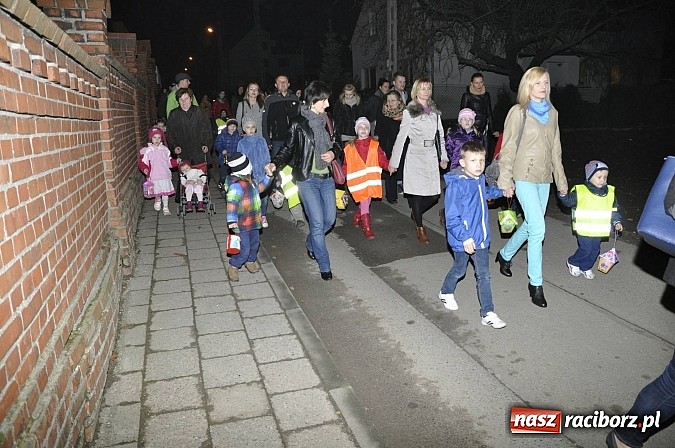 Zdjęcie w galerii na portalu naszraciborz.pl: Katolicka podstawówka, legionista na koniu, gęsi na scenie, rogaliki na stole – św. Marcin w Sudole wiadomości z regionu