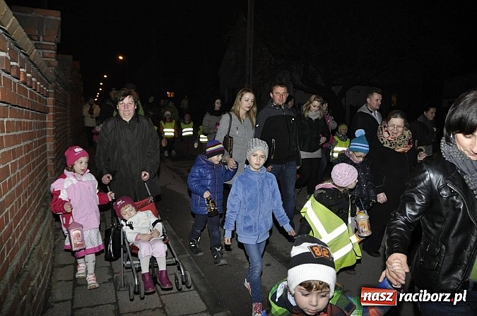 Zdjęcie w galerii na portalu naszraciborz.pl: Katolicka podstawówka, legionista na koniu, gęsi na scenie, rogaliki na stole – św. Marcin w Sudole wiadomości z regionu