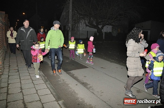 Zdjęcie w galerii na portalu naszraciborz.pl: Katolicka podstawówka, legionista na koniu, gęsi na scenie, rogaliki na stole – św. Marcin w Sudole wiadomości z regionu