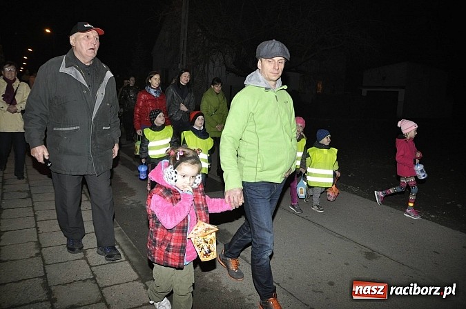 Zdjęcie w galerii na portalu naszraciborz.pl: Katolicka podstawówka, legionista na koniu, gęsi na scenie, rogaliki na stole – św. Marcin w Sudole wiadomości z regionu