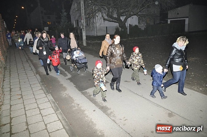 Zdjęcie w galerii na portalu naszraciborz.pl: Katolicka podstawówka, legionista na koniu, gęsi na scenie, rogaliki na stole – św. Marcin w Sudole wiadomości z regionu