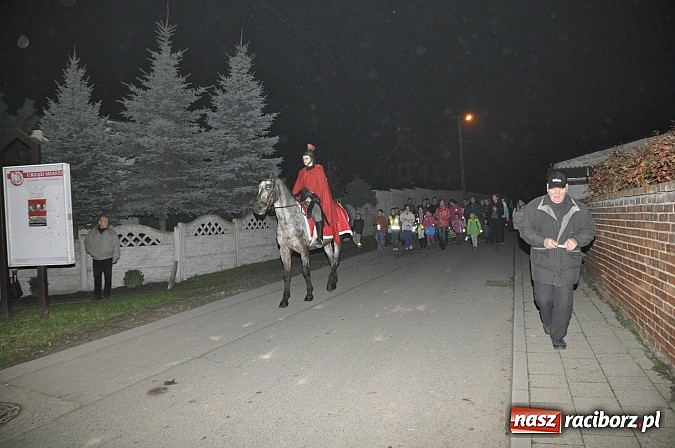 Zdjęcie w galerii na portalu naszraciborz.pl: Katolicka podstawówka, legionista na koniu, gęsi na scenie, rogaliki na stole – św. Marcin w Sudole wiadomości z regionu