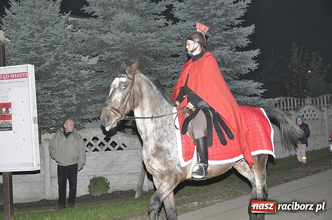 Zdjęcie w galerii na portalu naszraciborz.pl: Katolicka podstawówka, legionista na koniu, gęsi na scenie, rogaliki na stole – św. Marcin w Sudole wiadomości z regionu