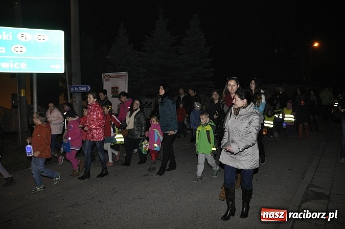 Zdjęcie w galerii na portalu naszraciborz.pl: Katolicka podstawówka, legionista na koniu, gęsi na scenie, rogaliki na stole – św. Marcin w Sudole wiadomości z regionu
