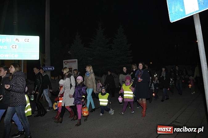 Zdjęcie w galerii na portalu naszraciborz.pl: Katolicka podstawówka, legionista na koniu, gęsi na scenie, rogaliki na stole – św. Marcin w Sudole wiadomości z regionu