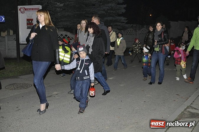 Zdjęcie w galerii na portalu naszraciborz.pl: Katolicka podstawówka, legionista na koniu, gęsi na scenie, rogaliki na stole – św. Marcin w Sudole wiadomości z regionu