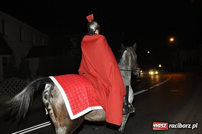 Zdjęcie w galerii na portalu naszraciborz.pl: Katolicka podstawówka, legionista na koniu, gęsi na scenie, rogaliki na stole – św. Marcin w Sudole wiadomości z regionu