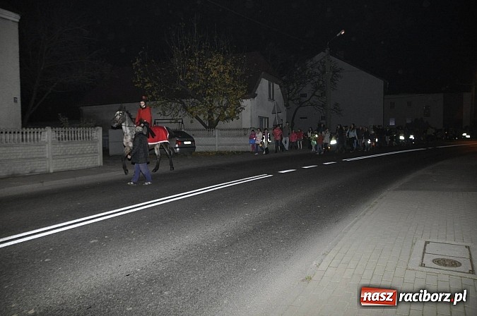 Zdjęcie w galerii na portalu naszraciborz.pl: Katolicka podstawówka, legionista na koniu, gęsi na scenie, rogaliki na stole – św. Marcin w Sudole wiadomości z regionu
