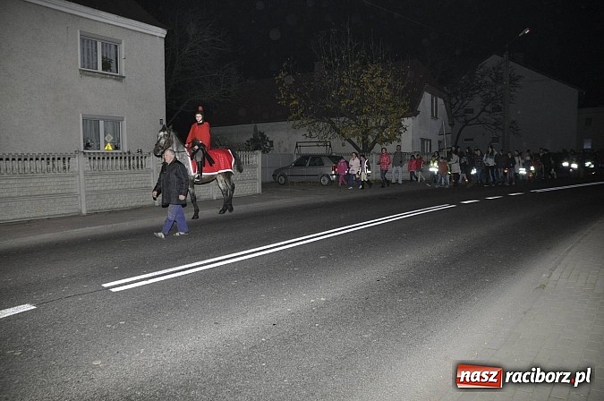 Zdjęcie w galerii na portalu naszraciborz.pl: Katolicka podstawówka, legionista na koniu, gęsi na scenie, rogaliki na stole – św. Marcin w Sudole wiadomości z regionu
