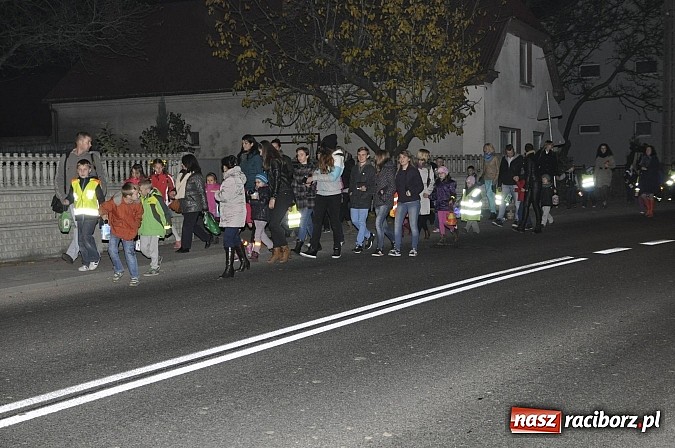 Zdjęcie w galerii na portalu naszraciborz.pl: Katolicka podstawówka, legionista na koniu, gęsi na scenie, rogaliki na stole – św. Marcin w Sudole wiadomości z regionu