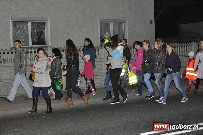 Zdjęcie w galerii na portalu naszraciborz.pl: Katolicka podstawówka, legionista na koniu, gęsi na scenie, rogaliki na stole – św. Marcin w Sudole wiadomości z regionu
