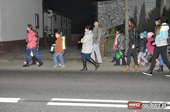 Zdjęcie w galerii na portalu naszraciborz.pl: Katolicka podstawówka, legionista na koniu, gęsi na scenie, rogaliki na stole – św. Marcin w Sudole wiadomości z regionu