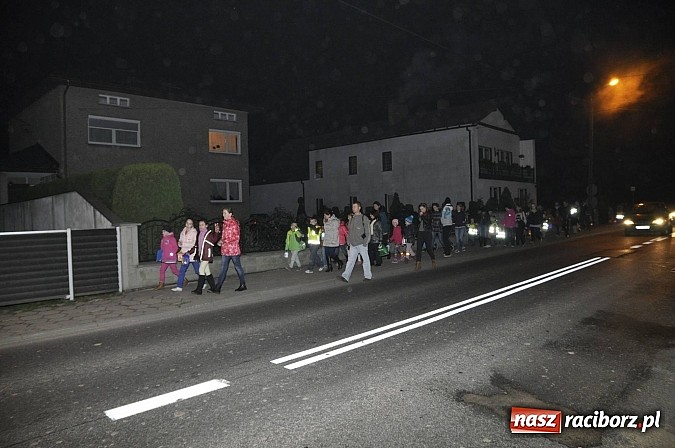 Zdjęcie w galerii na portalu naszraciborz.pl: Katolicka podstawówka, legionista na koniu, gęsi na scenie, rogaliki na stole – św. Marcin w Sudole wiadomości z regionu