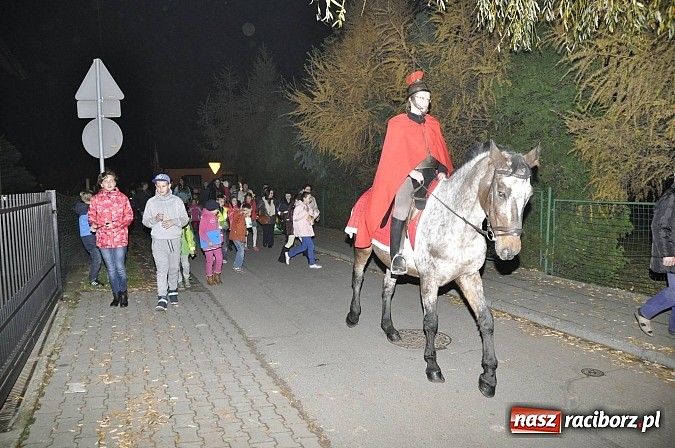 Zdjęcie w galerii na portalu naszraciborz.pl: Katolicka podstawówka, legionista na koniu, gęsi na scenie, rogaliki na stole – św. Marcin w Sudole wiadomości z regionu