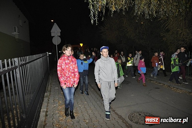 Zdjęcie w galerii na portalu naszraciborz.pl: Katolicka podstawówka, legionista na koniu, gęsi na scenie, rogaliki na stole – św. Marcin w Sudole wiadomości z regionu