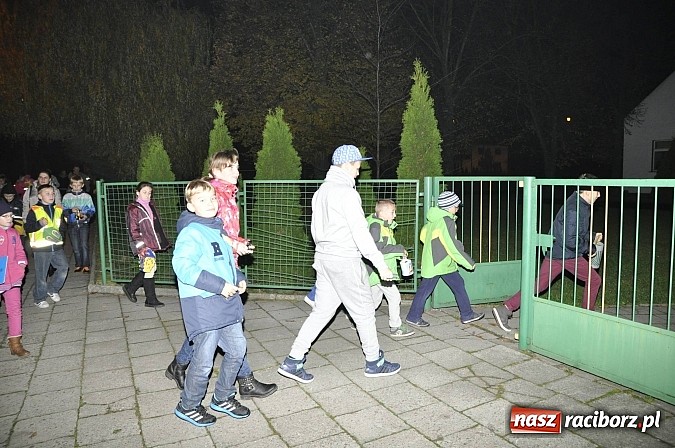 Zdjęcie w galerii na portalu naszraciborz.pl: Katolicka podstawówka, legionista na koniu, gęsi na scenie, rogaliki na stole – św. Marcin w Sudole wiadomości z regionu