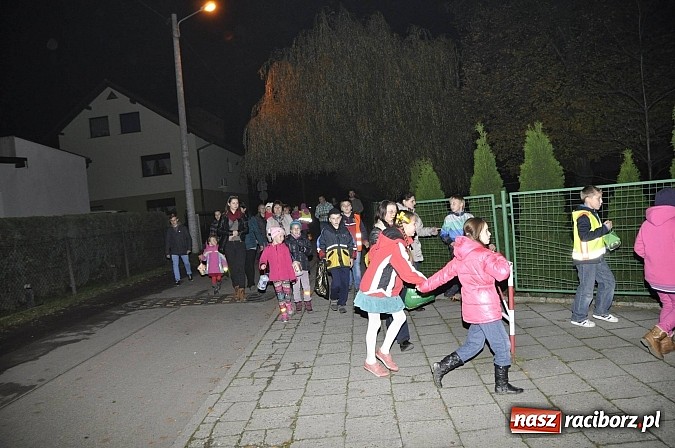 Zdjęcie w galerii na portalu naszraciborz.pl: Katolicka podstawówka, legionista na koniu, gęsi na scenie, rogaliki na stole – św. Marcin w Sudole wiadomości z regionu