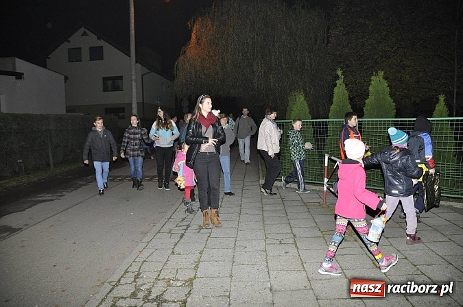 Zdjęcie w galerii na portalu naszraciborz.pl: Katolicka podstawówka, legionista na koniu, gęsi na scenie, rogaliki na stole – św. Marcin w Sudole wiadomości z regionu