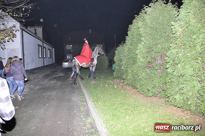 Zdjęcie w galerii na portalu naszraciborz.pl: Katolicka podstawówka, legionista na koniu, gęsi na scenie, rogaliki na stole – św. Marcin w Sudole wiadomości z regionu