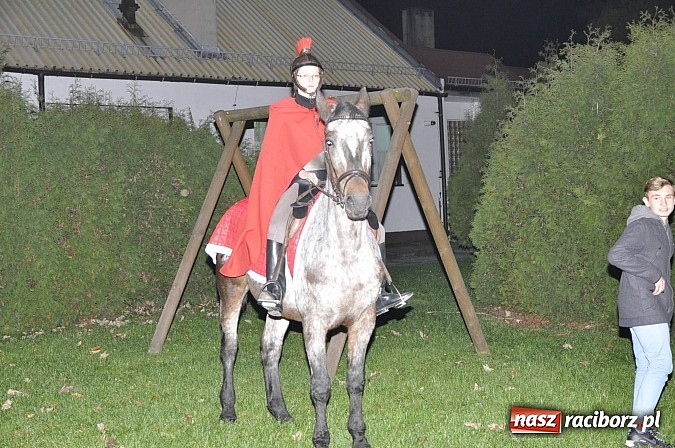 Zdjęcie w galerii na portalu naszraciborz.pl: Katolicka podstawówka, legionista na koniu, gęsi na scenie, rogaliki na stole – św. Marcin w Sudole wiadomości z regionu