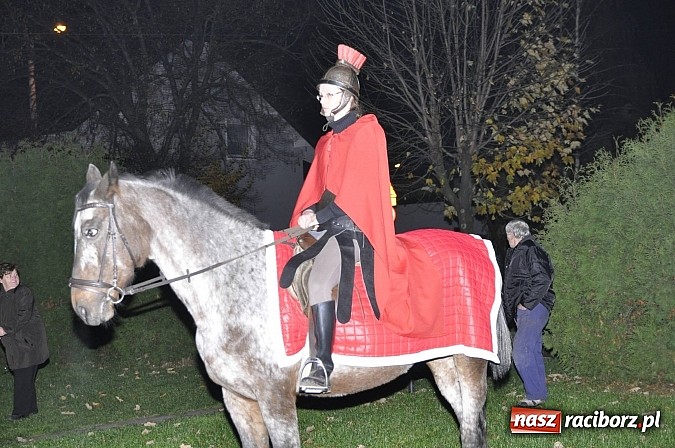 Zdjęcie w galerii na portalu naszraciborz.pl: Katolicka podstawówka, legionista na koniu, gęsi na scenie, rogaliki na stole – św. Marcin w Sudole wiadomości z regionu
