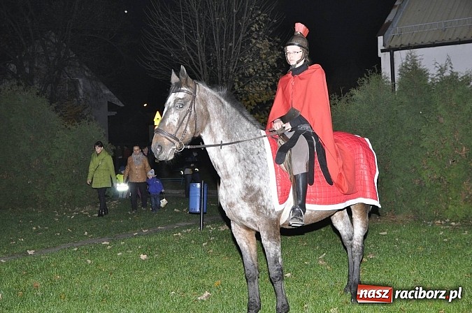Zdjęcie w galerii na portalu naszraciborz.pl: Katolicka podstawówka, legionista na koniu, gęsi na scenie, rogaliki na stole – św. Marcin w Sudole wiadomości z regionu