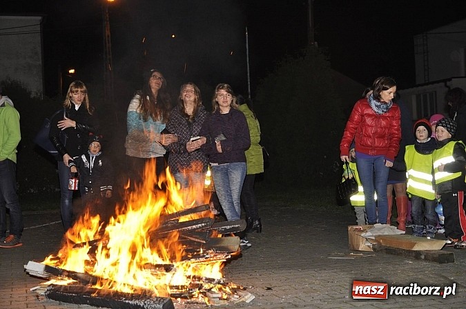 Zdjęcie w galerii na portalu naszraciborz.pl: Katolicka podstawówka, legionista na koniu, gęsi na scenie, rogaliki na stole – św. Marcin w Sudole wiadomości z regionu