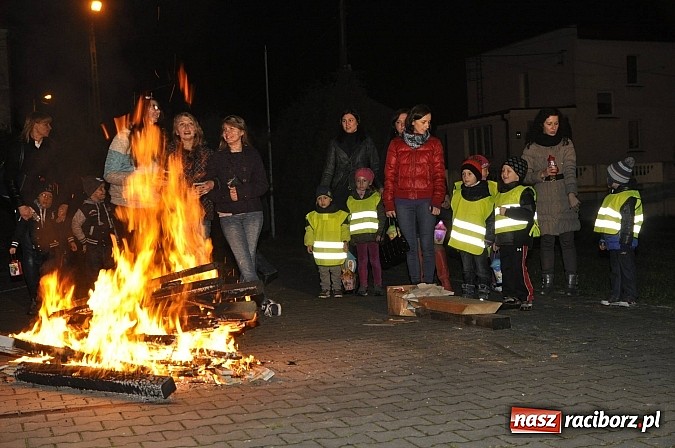 Zdjęcie w galerii na portalu naszraciborz.pl: Katolicka podstawówka, legionista na koniu, gęsi na scenie, rogaliki na stole – św. Marcin w Sudole wiadomości z regionu