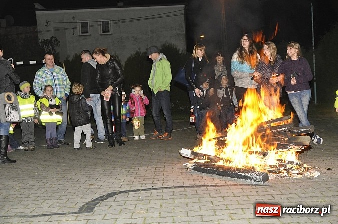 Zdjęcie w galerii na portalu naszraciborz.pl: Katolicka podstawówka, legionista na koniu, gęsi na scenie, rogaliki na stole – św. Marcin w Sudole wiadomości z regionu