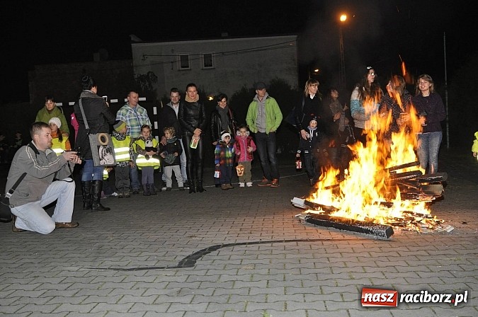 Zdjęcie w galerii na portalu naszraciborz.pl: Katolicka podstawówka, legionista na koniu, gęsi na scenie, rogaliki na stole – św. Marcin w Sudole wiadomości z regionu