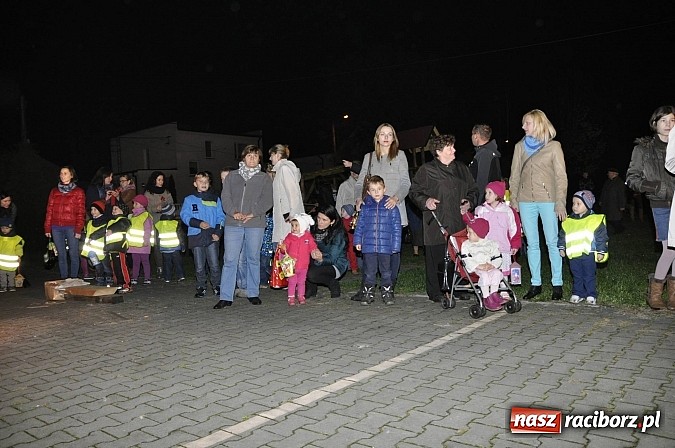 Zdjęcie w galerii na portalu naszraciborz.pl: Katolicka podstawówka, legionista na koniu, gęsi na scenie, rogaliki na stole – św. Marcin w Sudole wiadomości z regionu