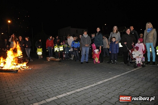 Zdjęcie w galerii na portalu naszraciborz.pl: Katolicka podstawówka, legionista na koniu, gęsi na scenie, rogaliki na stole – św. Marcin w Sudole wiadomości z regionu