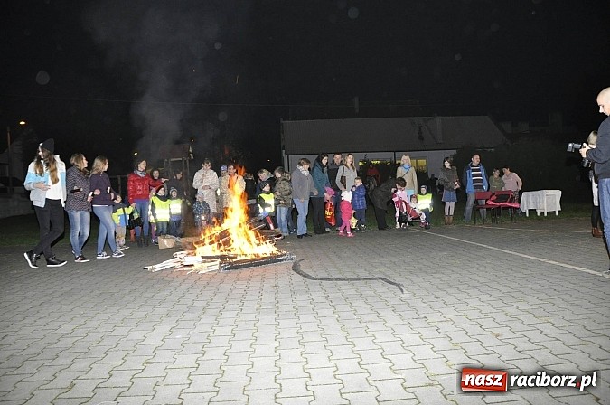 Zdjęcie w galerii na portalu naszraciborz.pl: Katolicka podstawówka, legionista na koniu, gęsi na scenie, rogaliki na stole – św. Marcin w Sudole wiadomości z regionu