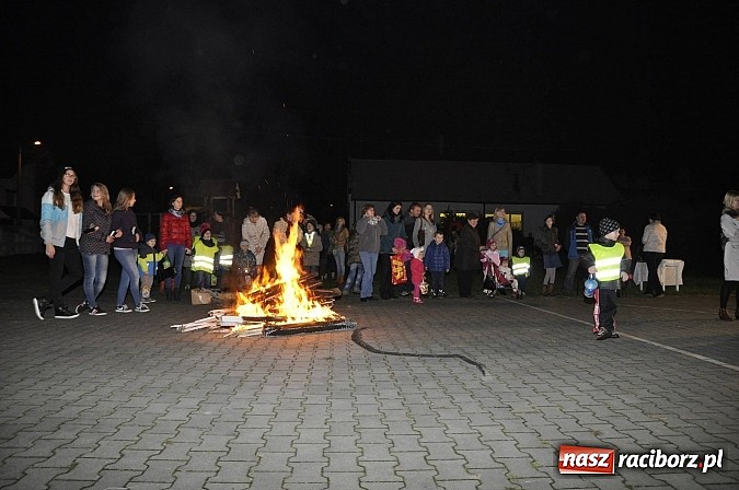 Zdjęcie w galerii na portalu naszraciborz.pl: Katolicka podstawówka, legionista na koniu, gęsi na scenie, rogaliki na stole – św. Marcin w Sudole wiadomości z regionu
