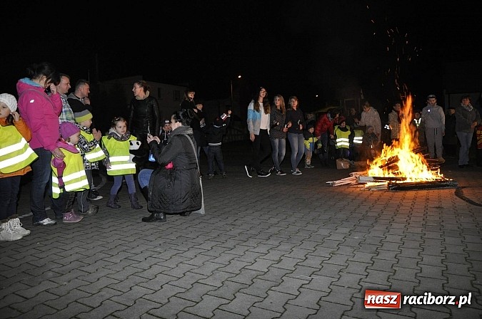 Zdjęcie w galerii na portalu naszraciborz.pl: Katolicka podstawówka, legionista na koniu, gęsi na scenie, rogaliki na stole – św. Marcin w Sudole wiadomości z regionu