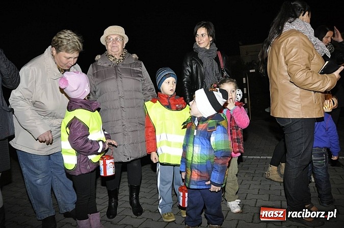 Zdjęcie w galerii na portalu naszraciborz.pl: Katolicka podstawówka, legionista na koniu, gęsi na scenie, rogaliki na stole – św. Marcin w Sudole wiadomości z regionu