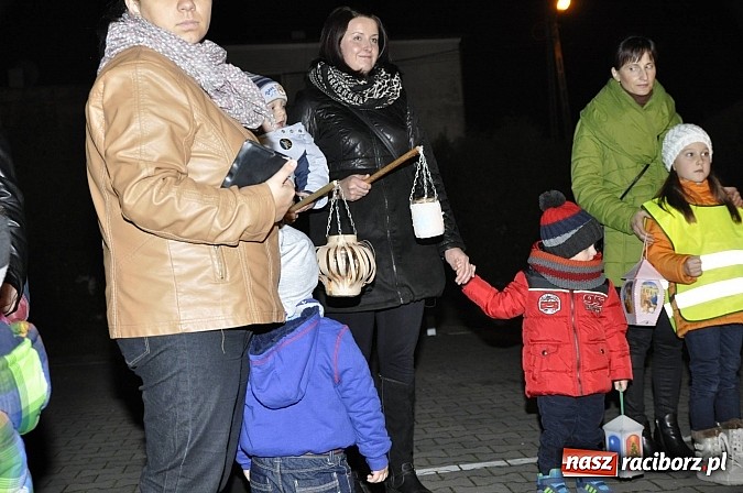 Zdjęcie w galerii na portalu naszraciborz.pl: Katolicka podstawówka, legionista na koniu, gęsi na scenie, rogaliki na stole – św. Marcin w Sudole wiadomości z regionu
