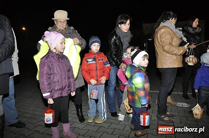 Zdjęcie w galerii na portalu naszraciborz.pl: Katolicka podstawówka, legionista na koniu, gęsi na scenie, rogaliki na stole – św. Marcin w Sudole wiadomości z regionu