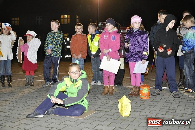 Zdjęcie w galerii na portalu naszraciborz.pl: Katolicka podstawówka, legionista na koniu, gęsi na scenie, rogaliki na stole – św. Marcin w Sudole wiadomości z regionu