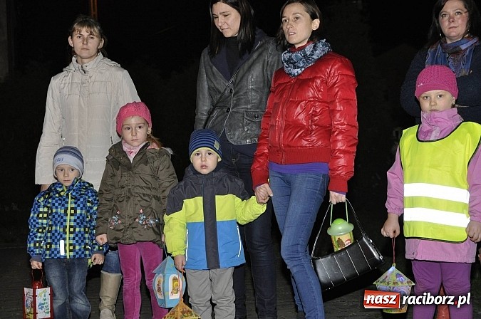 Zdjęcie w galerii na portalu naszraciborz.pl: Katolicka podstawówka, legionista na koniu, gęsi na scenie, rogaliki na stole – św. Marcin w Sudole wiadomości z regionu