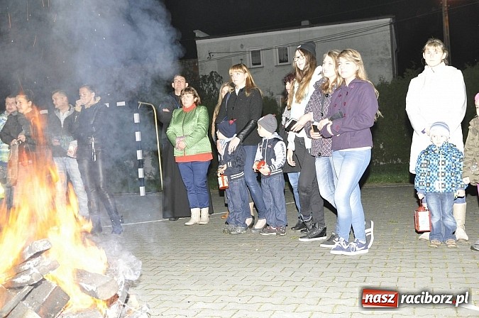 Zdjęcie w galerii na portalu naszraciborz.pl: Katolicka podstawówka, legionista na koniu, gęsi na scenie, rogaliki na stole – św. Marcin w Sudole wiadomości z regionu