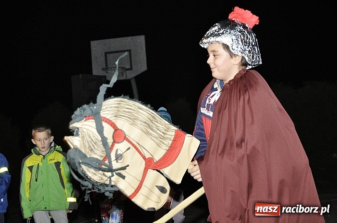 Zdjęcie w galerii na portalu naszraciborz.pl: Katolicka podstawówka, legionista na koniu, gęsi na scenie, rogaliki na stole – św. Marcin w Sudole wiadomości z regionu