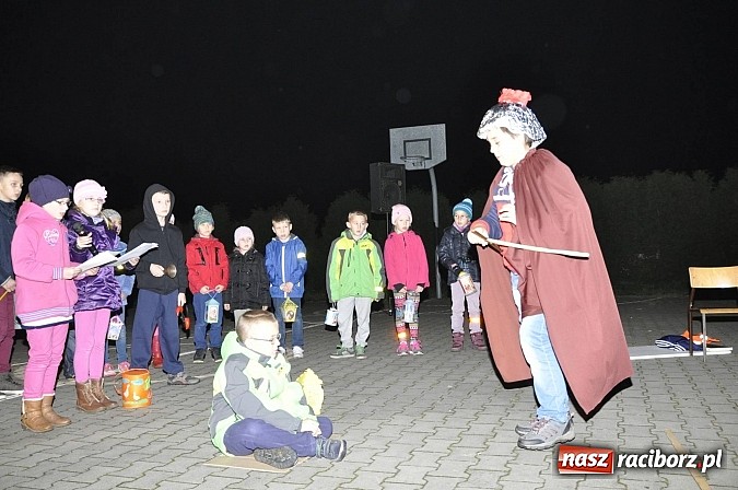 Zdjęcie w galerii na portalu naszraciborz.pl: Katolicka podstawówka, legionista na koniu, gęsi na scenie, rogaliki na stole – św. Marcin w Sudole wiadomości z regionu