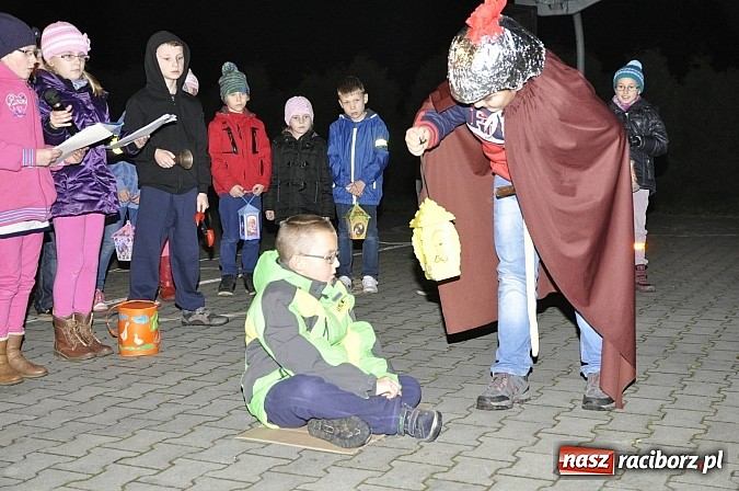 Zdjęcie w galerii na portalu naszraciborz.pl: Katolicka podstawówka, legionista na koniu, gęsi na scenie, rogaliki na stole – św. Marcin w Sudole wiadomości z regionu