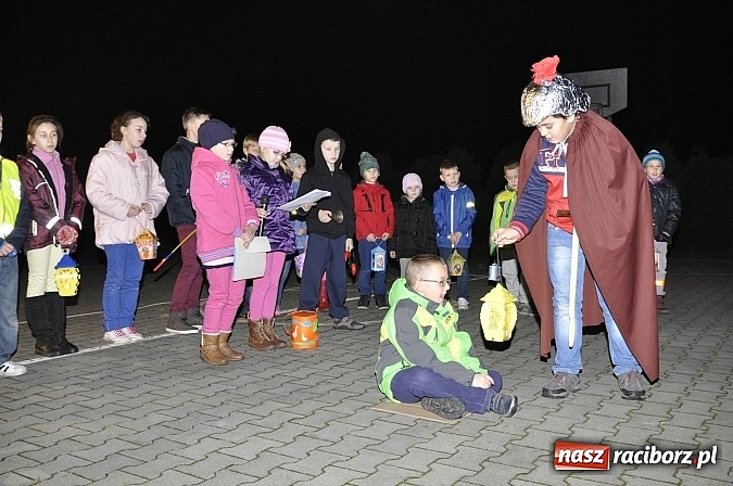 Zdjęcie w galerii na portalu naszraciborz.pl: Katolicka podstawówka, legionista na koniu, gęsi na scenie, rogaliki na stole – św. Marcin w Sudole wiadomości z regionu
