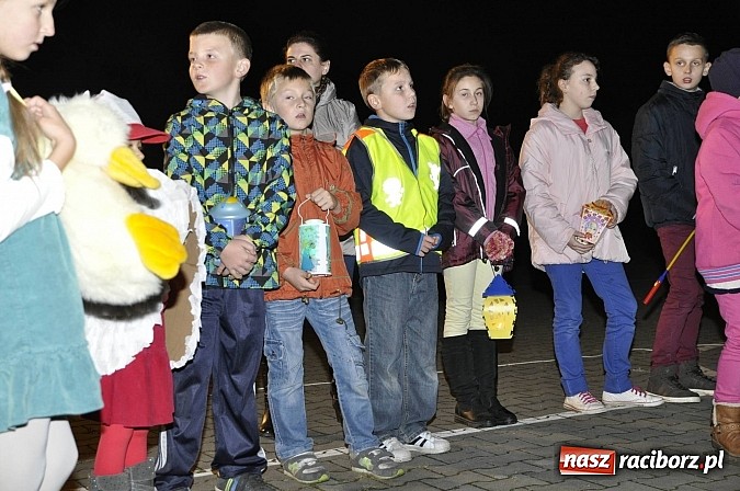 Zdjęcie w galerii na portalu naszraciborz.pl: Katolicka podstawówka, legionista na koniu, gęsi na scenie, rogaliki na stole – św. Marcin w Sudole wiadomości z regionu